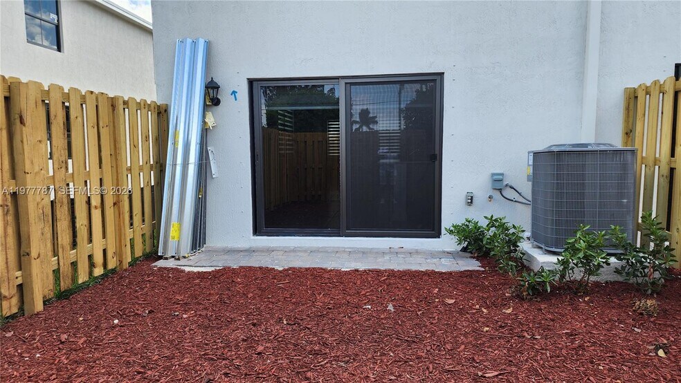 Building Photo - 371 NE 16th St