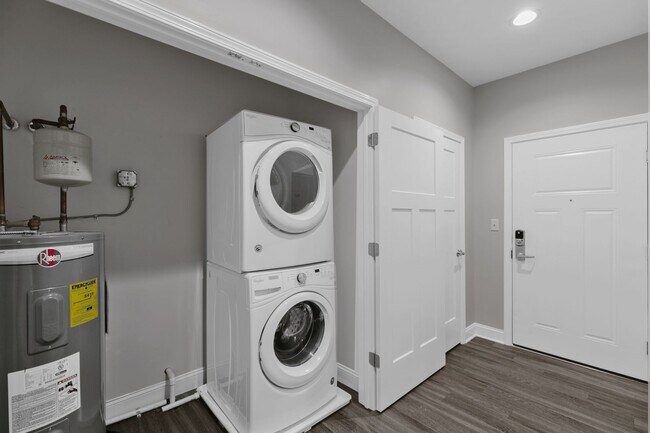 Building Photo - Stunning 1 Bedroom Luxury Apartment with T...