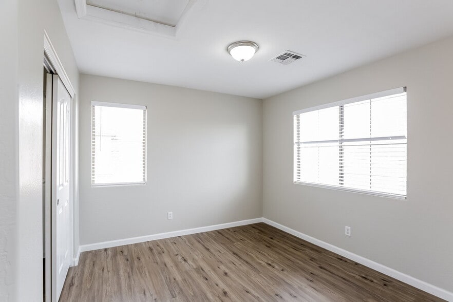 Building Photo - 3447 E Powell Way