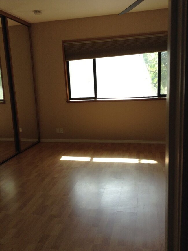 Building Photo - Stunning Townhouse on Mission Boulevard of Fremont