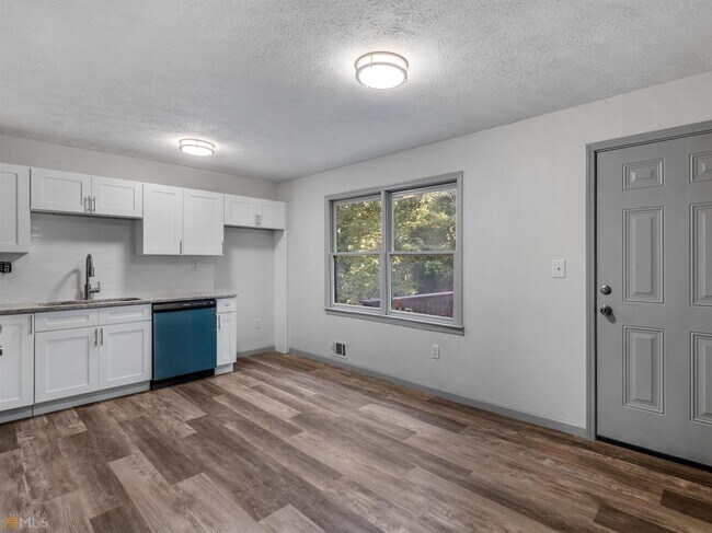 Building Photo - 1999 Hampton Locust Grove Rd