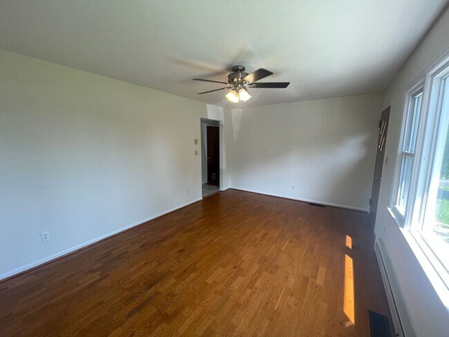 Building Photo - Dublin, 3 BR / 1 BA Available 11/17