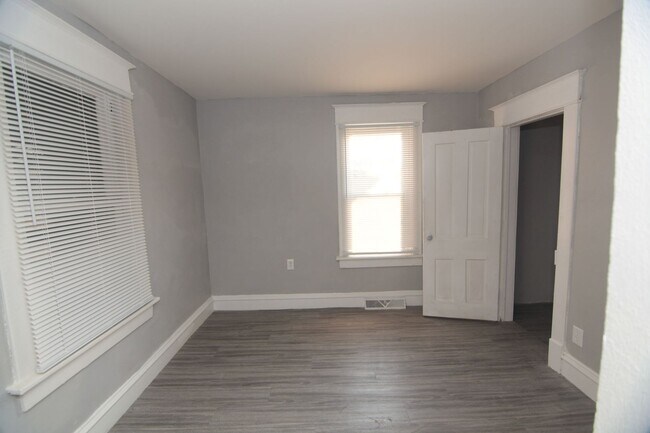 Building Photo - Updated 1 Bedroom Pet Friendly Home - Rent...