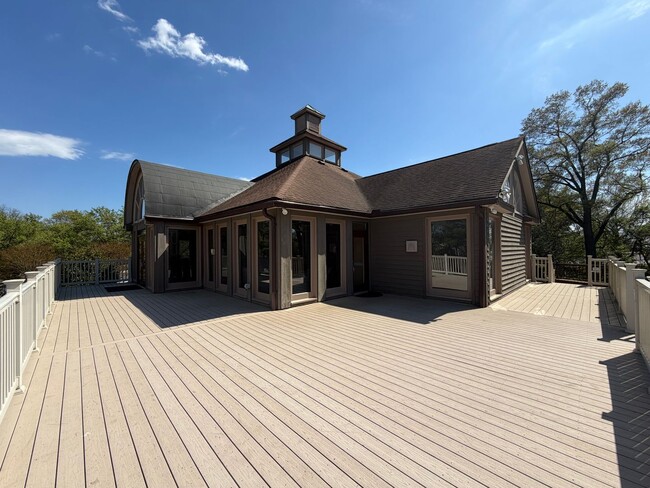 Building Photo - Beautiful Townhome in Seven Oaks!