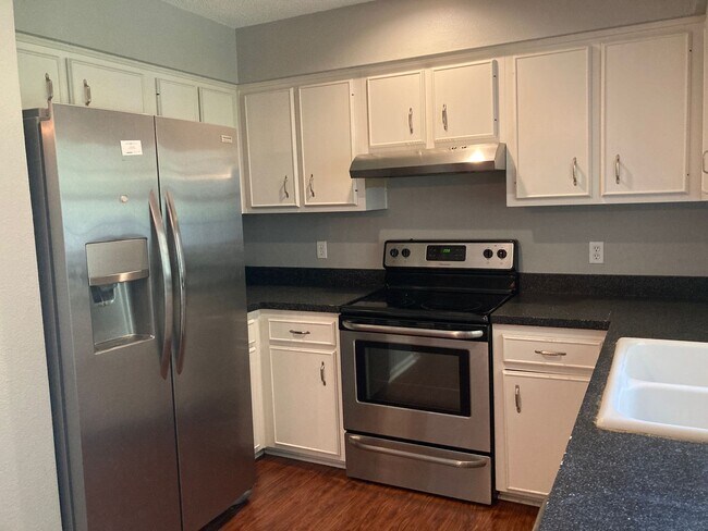 Building Photo - 3 bed 2 bath house, 1-car garage and fenced-in yard! Available May 15