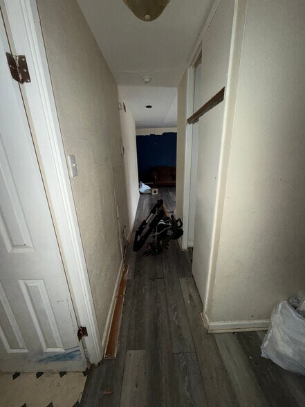 Building Photo - 2 E Adams Dr