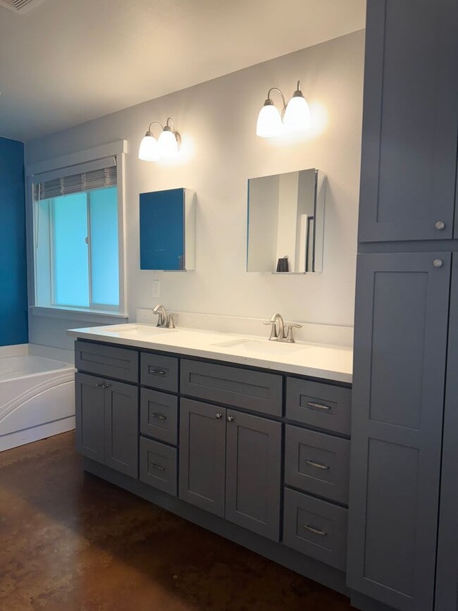 Building Photo - Welcome to Your Lakefront Retreat in Clear...
