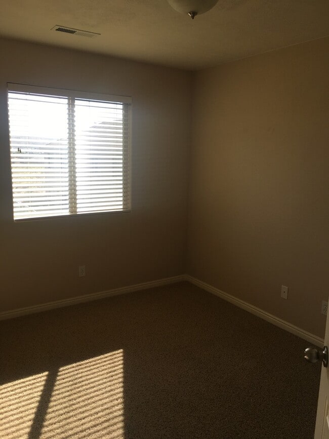 Building Photo - Skyhawk Townhome - End unit!