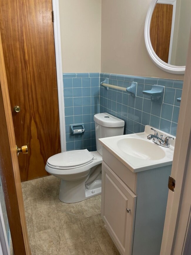 Building Photo - 2-3 BED, 1.5 BATH BRICK HOME