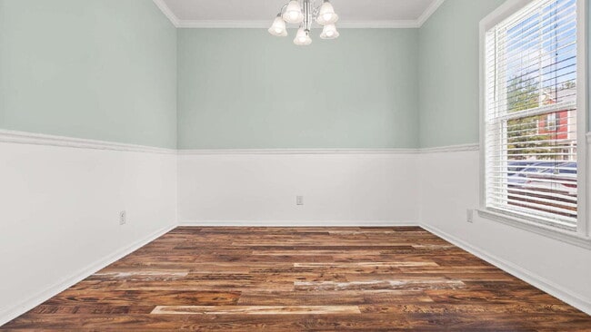 Building Photo - "Charming 2-Bed Townhouse with 2.5 Baths i...