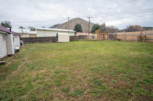 Building Photo - 471 W Elm St