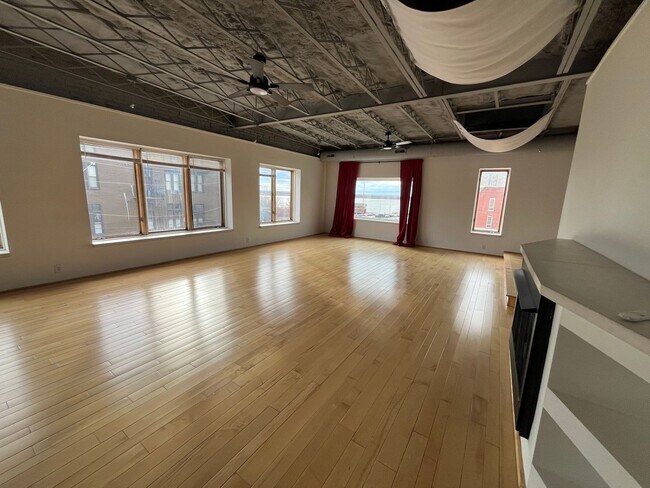 Building Photo - 10 E Broadway