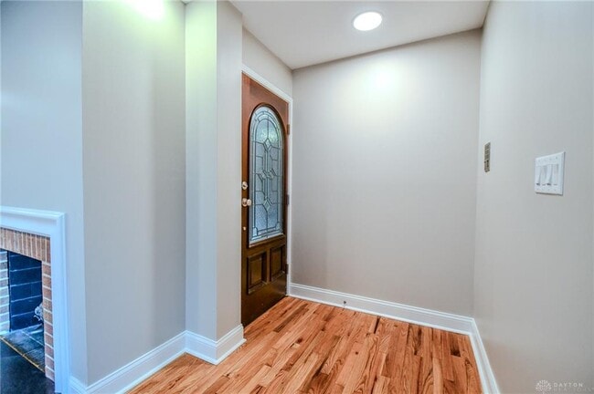 Building Photo - 121 E Schantz Ave