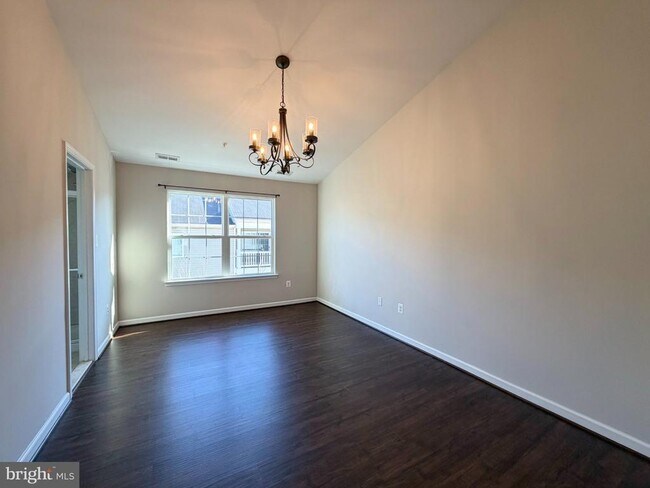 Building Photo - 1607 Sun High Terrace