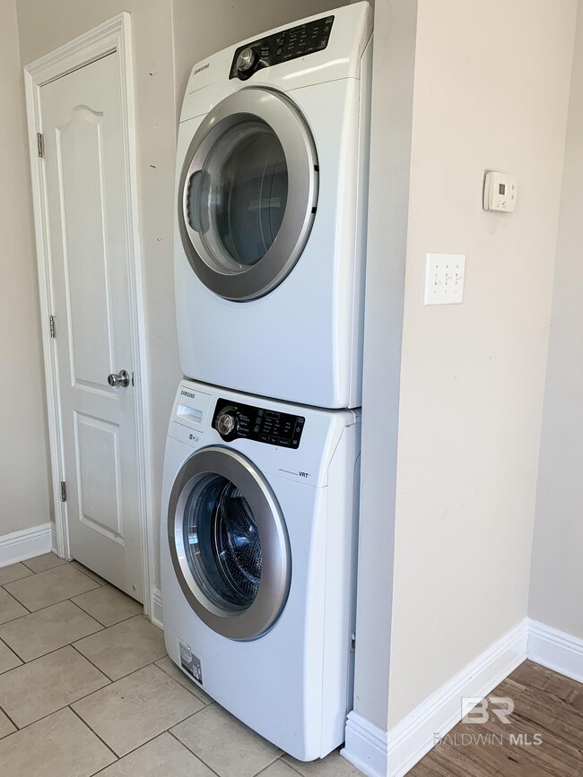 Building Photo - 116 S Elm St