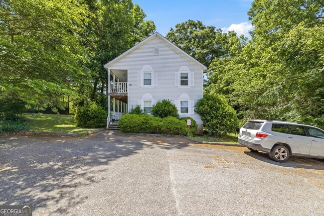 Building Photo - 205 Pineview Dr