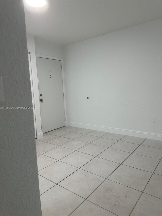Building Photo - 8870 Fontainebleau Blvd