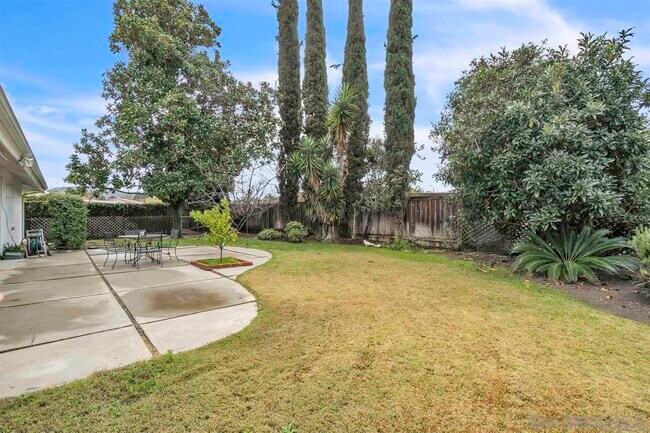 Building Photo - 17052 Bernardo Oaks Dr