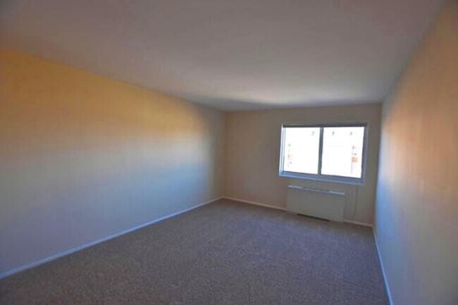 Building Photo - SUNNY & SPACIOUS 2 BR CONDO IS AVAILABLE IN COLLEGE PARK WALKING DISTANCE TO UMD