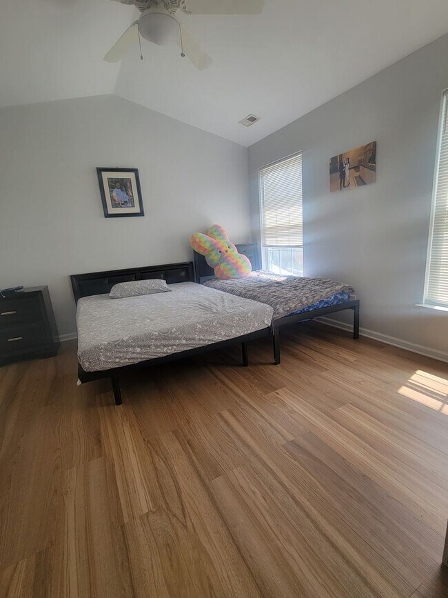 Building Photo - Beautifully Updated Townhouse in Sought-Af...