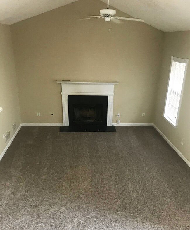 Building Photo - 3 Bedroom 2.5 Bath Home in a Pool and Tenn...