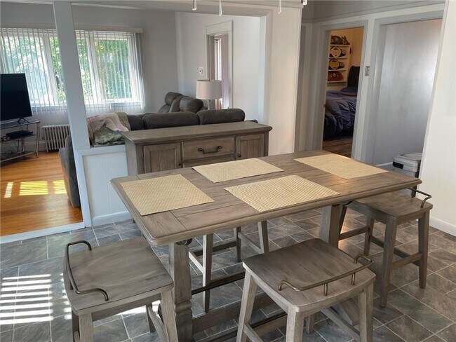 Building Photo - 11 Isabella Ave