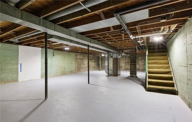 Building Photo - Modern 4 Bedroom Home with Granite Kitchen & Tiled Baths