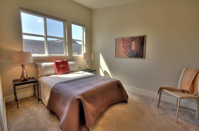 Building Photo - 3 bedroom in Seattle WA 98105
