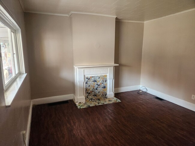 Building Photo - No Application Fee Section 8! Charming and...