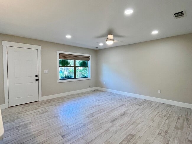 Building Photo - Completely Remodeled! Close to  Historic D...