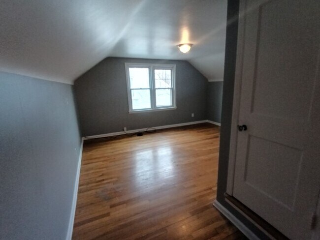 Building Photo - EAST SIDE - 3bd Brick Bungalow $1100/mo