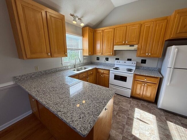 Building Photo - Beautiful Ranch style 3 Bed 2 Bath Home! Large Yard and 2 Car Garage!