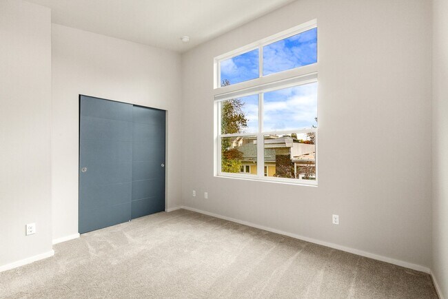 Building Photo - Newer 3 Bed 2.5 Bath Townhouse Close to Downtown