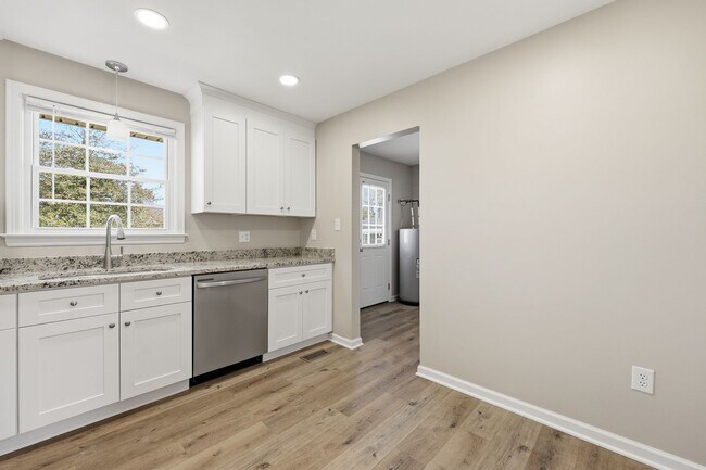 Building Photo - Colonial Heights