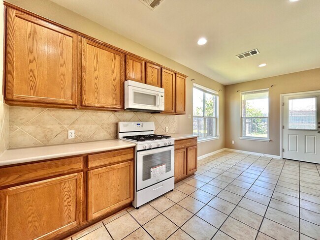 Building Photo - Your Next Home Awaits – Roomy, Bright & Co...