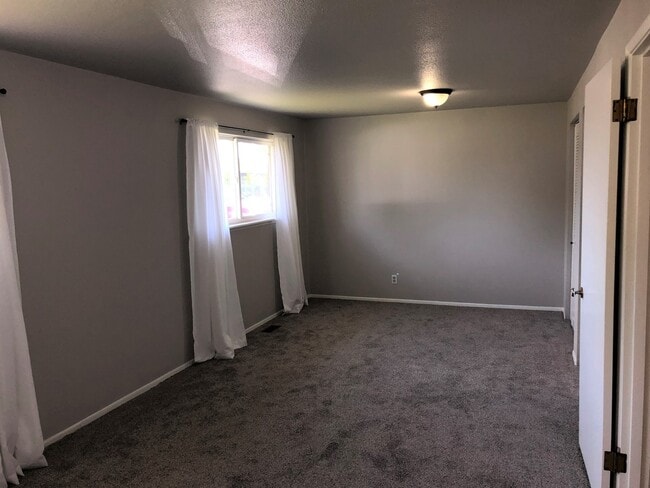 Building Photo - Feels Like New!
