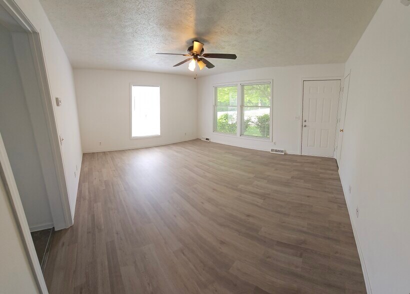 Living Room - 360 Steven Ct
