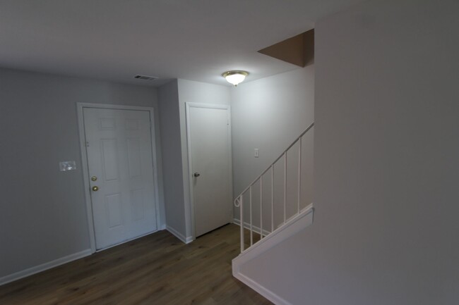 Building Photo - Recently Renovated Townhouse close to Rest...