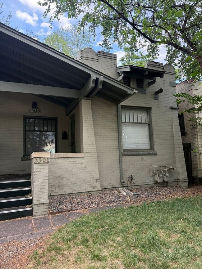 Building Photo - Gorgeously Classic 2 Bed/1 Bath in Whittier/City Park! AVAILABLE NOW!