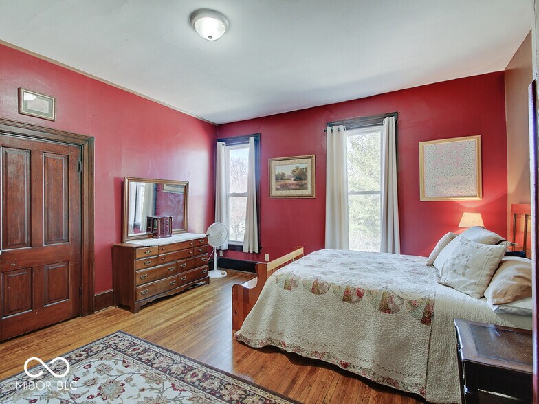 Building Photo - 345 E King St