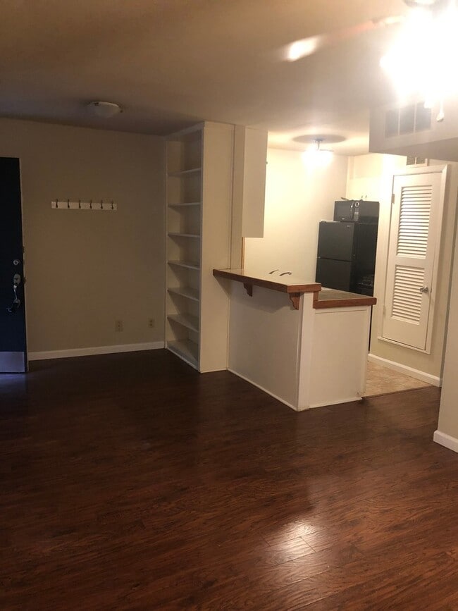 Building Photo - August Prelease : Hyde Park 2 bed/1 bath Condo, New Paint and Updated Bathroom!