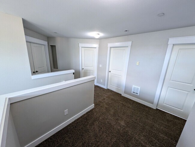 Building Photo - Stylish & Convenient Living - Bremerton 4 ...