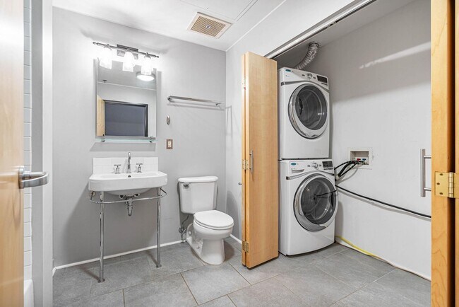 Building Photo - Stylish, south-facing 1-bdrm/1-bath loft in the Pearl—Deeded parking & storage