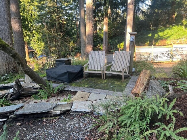 Building Photo - Serene, private setting in the Seahurst neighborhood