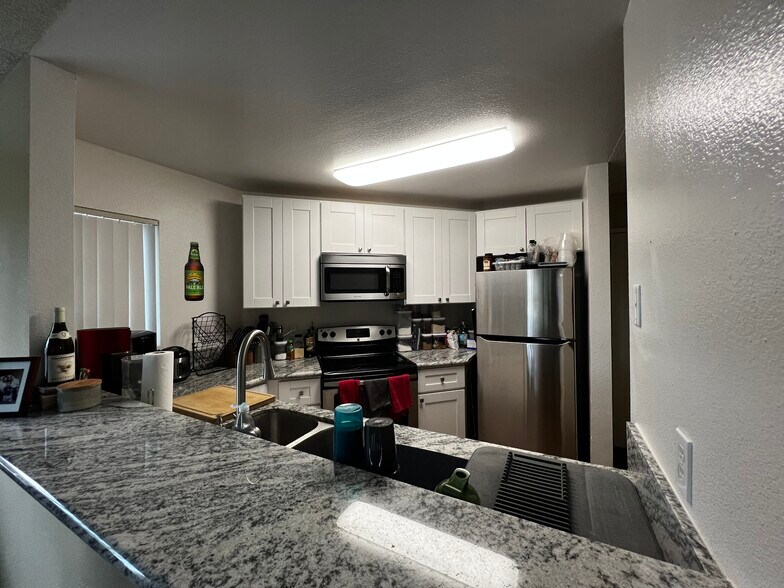 Building Photo - 7425 Charmant Dr