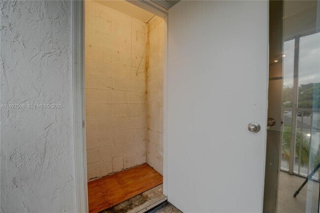 Building Photo - 5686 Rock Island Rd