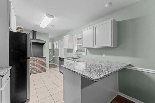 Building Photo - 2226 Raleigh Dr