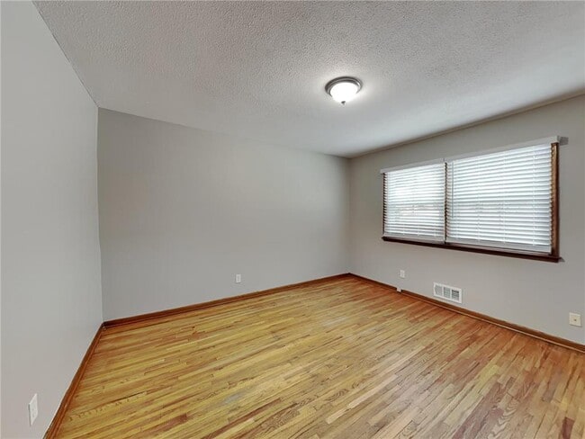 Building Photo - 2921 W 70 1/2 St