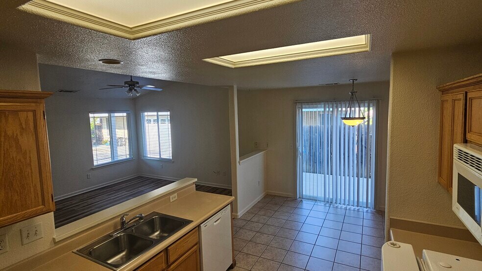 Kitchen & Dining - 1848 Parallel St