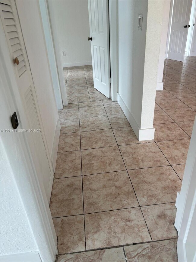 Building Photo - 280 NE 48th Terrace